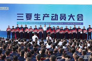 这是真爱❤！中国一对儿广州球迷身穿比尔球衣领证！
